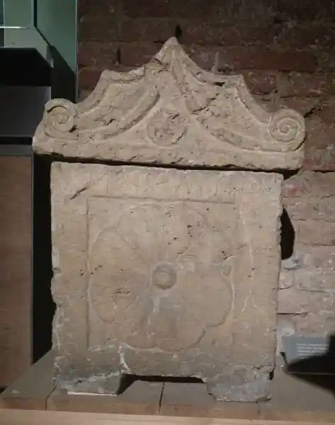 Travertine urn with a four-leaf clover, Santa Maria della Scala